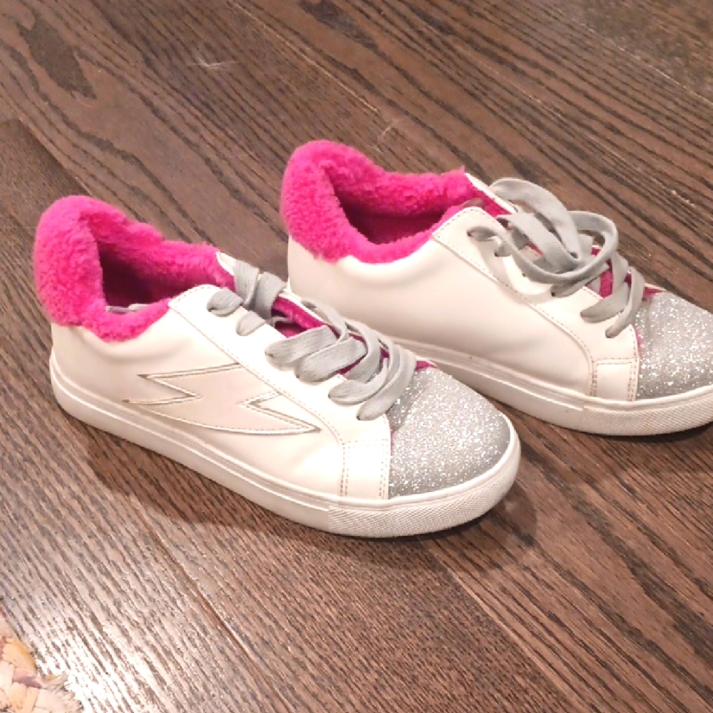 Steve Madden White and Pink Sneakers with Classic Design